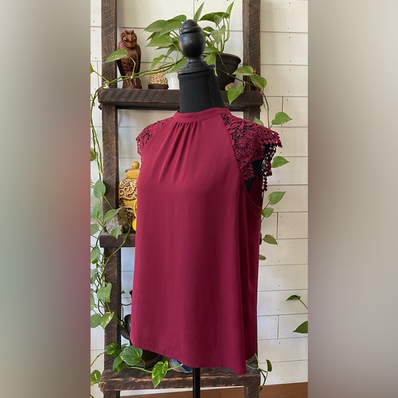 Express: Stylish Burgundy Top with Lace Details - Picture 15 of 17